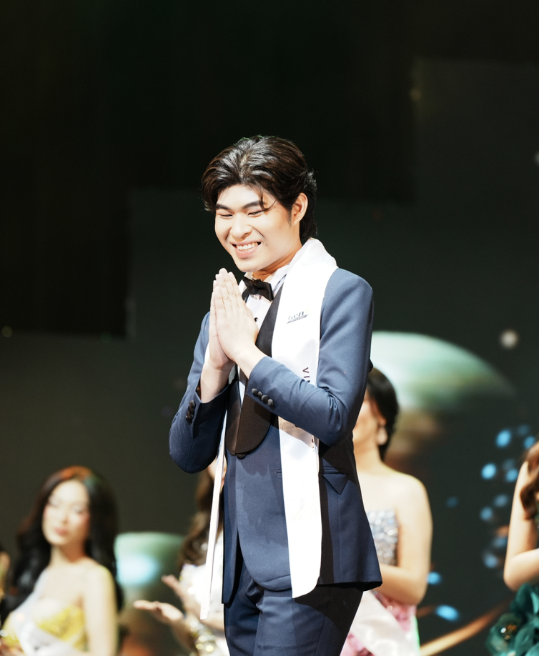 Vince Receiving Award for Second Runner-Up