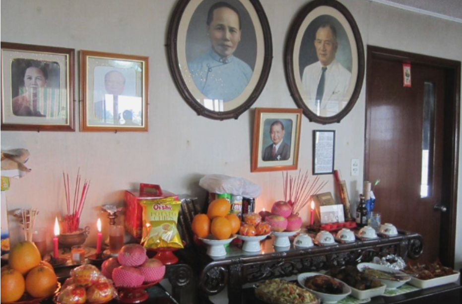 Food offerings to the deceased loved ones as part of Chinoy traditions