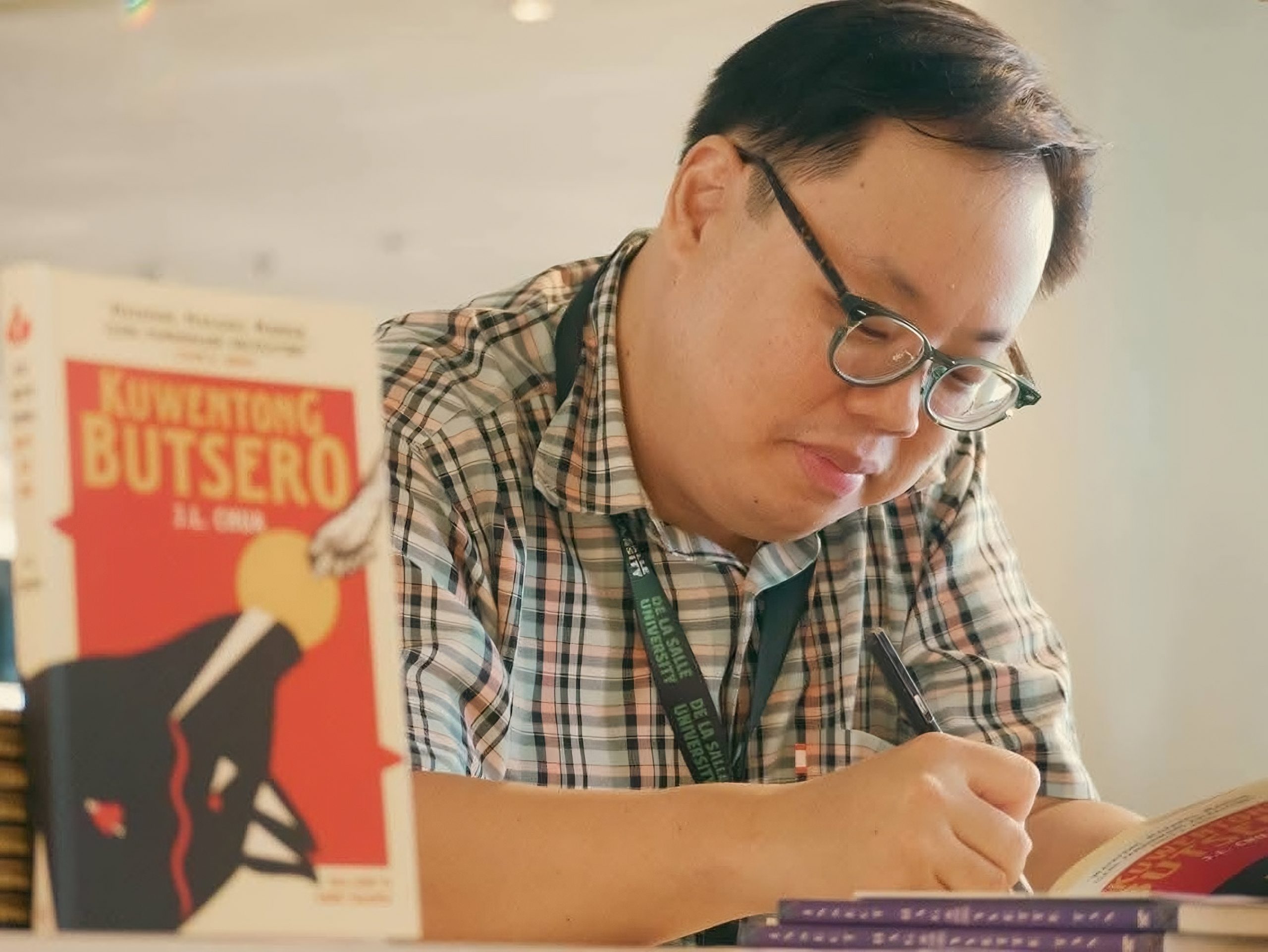 (JL Chua signing his book | Photo by Billy Ibarra)
