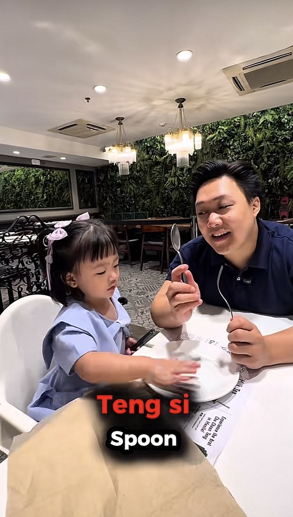 Sam Best Cua teaching Hokkien language to his daughter